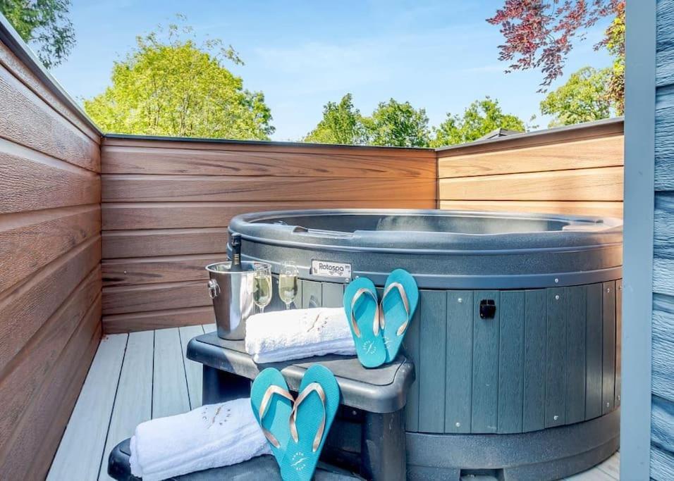 Villa V28 - The Lookout With Hot Tub Bangor  Exterior foto